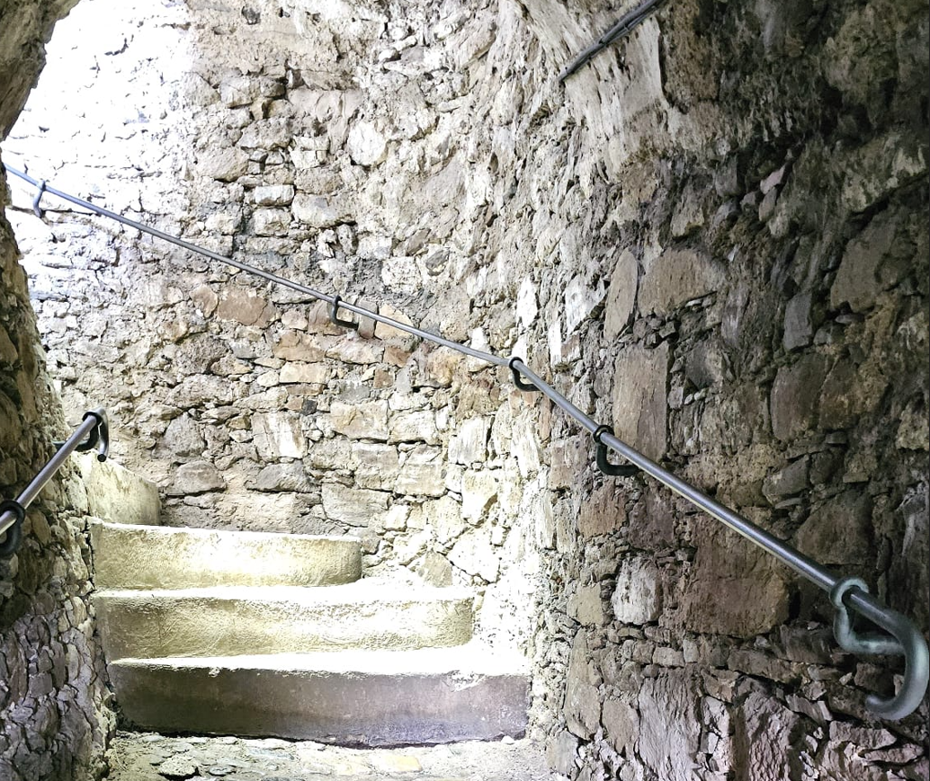Handläufe in einer historischen Steintreppe